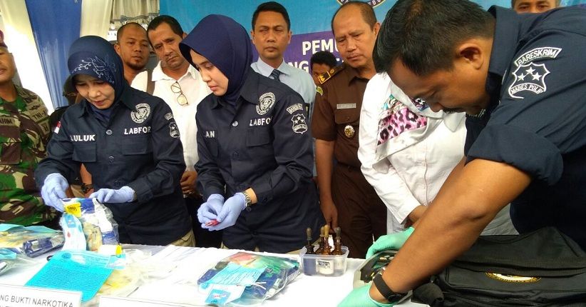 BNNP Jatim Musnahkan 8 Kg Sabu dari 3 Jaringan Internasional