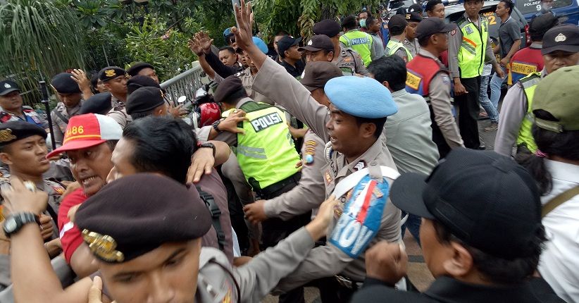Demo Ricuh di Surabaya, 4 Mahasiswa PMII Terluka dan 2 Pingsan