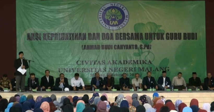 Tangis Ratusan Mahasiswa Mengenang Guru Budi yang Tewas Dianiaya Siswa