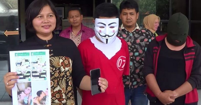 Mucikari Penyedia Layanan Threesome Khusus Gay Diringkus di Surabaya