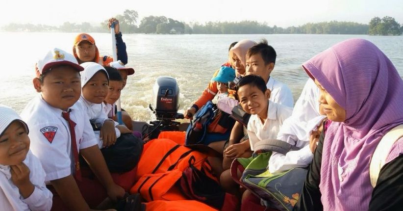 Banjir Sungai Bengawan Solo, Siswa Diantar Jemput Pakai Perahu Karet