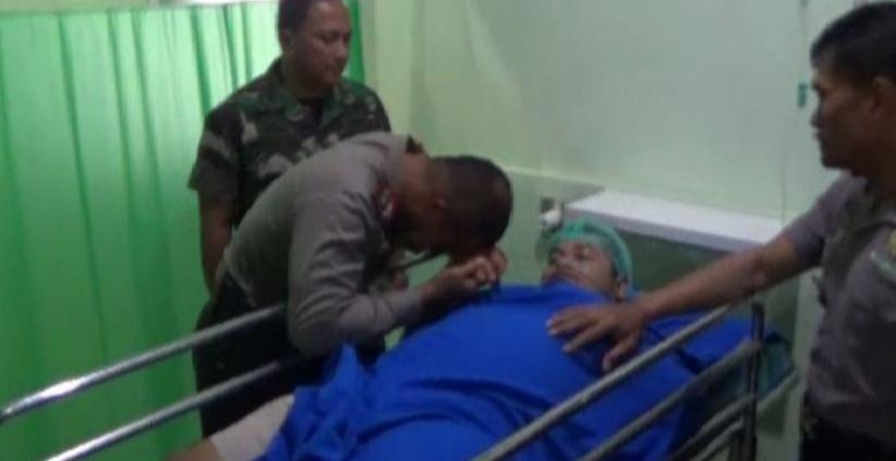 Kapolda Sulsel Cium Tangan Anggotanya yang Jadi Korban Ledakan