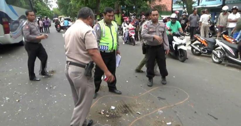 Ngebut dan Hilang Kendali, Pemotor Tewas Tertabrak Bus di Probolinggo