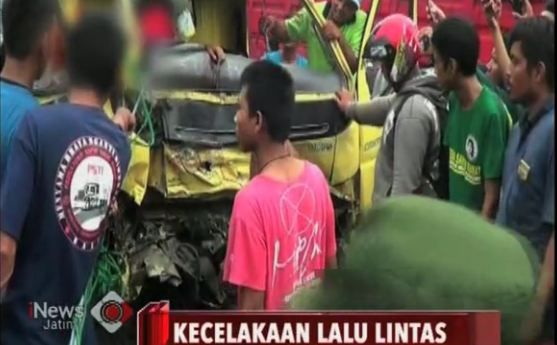 Hilang Kendali, Mobil Box Hantam Truk, Pengemudi Tewas Terjepit