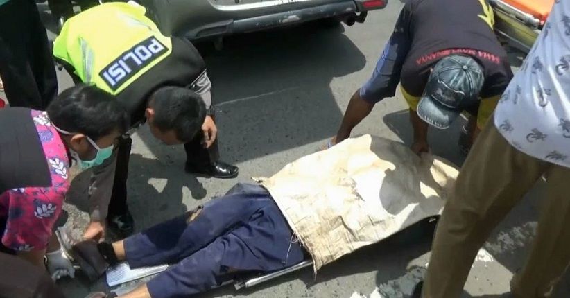 Motor Bawa Satu Keluarga Tabrak Truk Batu Bata, 1 Orang Tewas