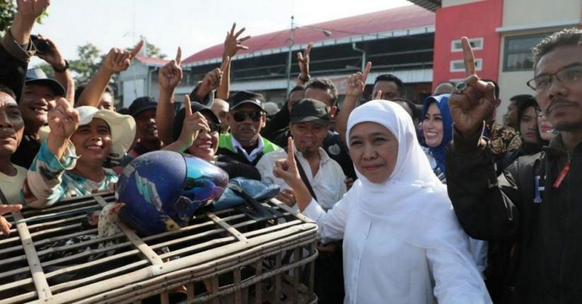 Becek-Becekan di Pasar Ngemplak, Khofifah Dielu-Elukan Para Pedagang