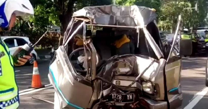 Kecelakaan Tunggal, Sopir Minibus Tewas Dengan Tubuh Terjepit