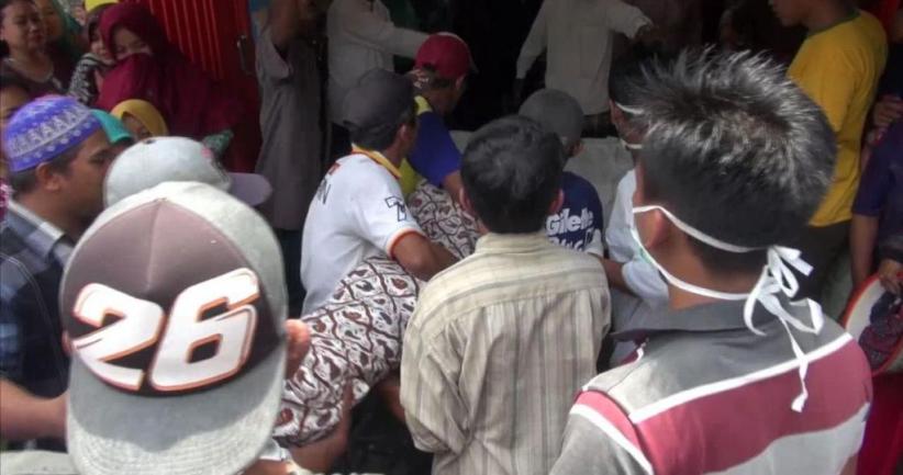 1 Dari 3 Korban Tewas Banjir Jombang Ditemukan, Keluarga Pingsan