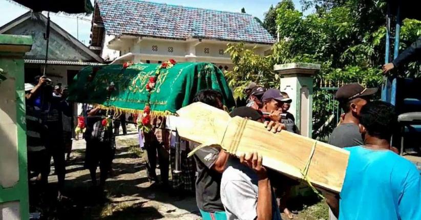 Makam Desanya Terendam, Korban Banjir Ini Dimakamkan di Desa Lain