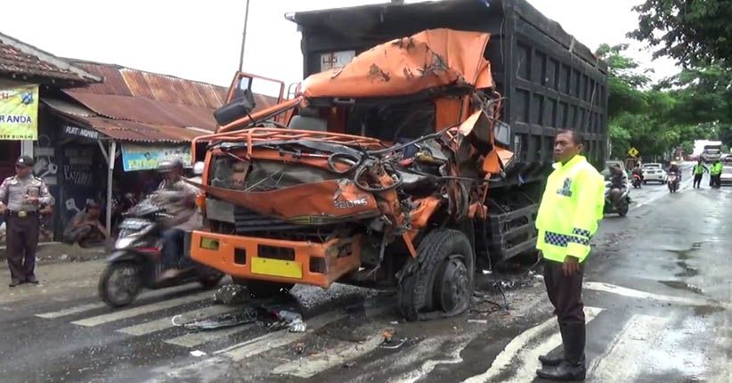 Rem Blong, Dump Truk Tabrak 3 Kendaraan di Pantura Gresik, 2 Tewas