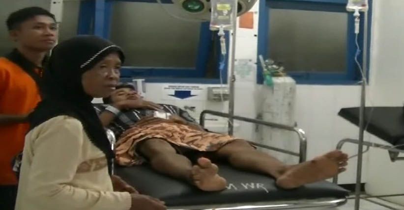 title  Tebing 15 Meter Longsor Timpa Puluhan Warga di Pacitan, 9 Luka Berat  Tebing 15 Meter Longsor Timpa Puluhan Warga di Pacitan, 9 Luka Berat