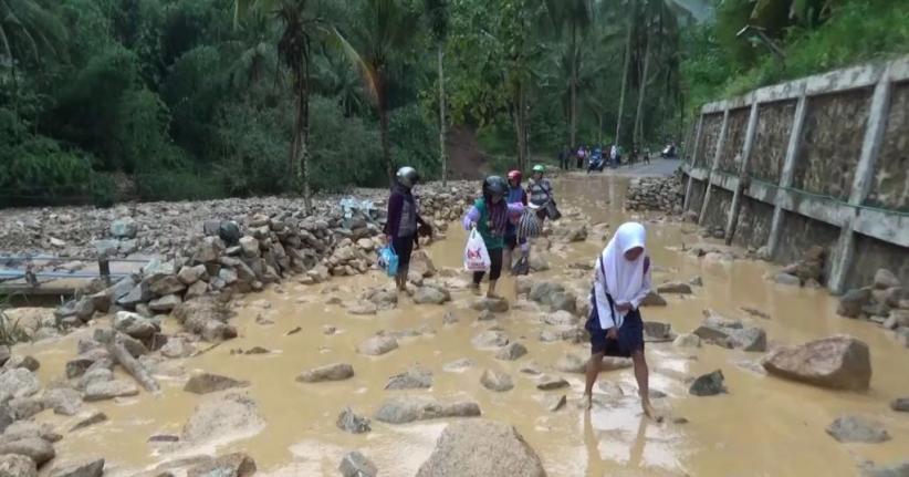Longsor Batu Putus Jalan Kecamatan, Warga Nekat Terobos Lokasi