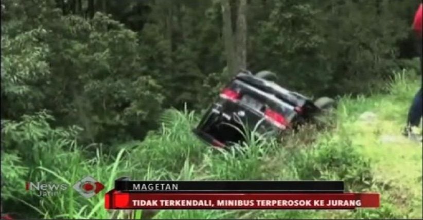 Tak Kuasai Medan, Minibus Nyungsep ke Jurang