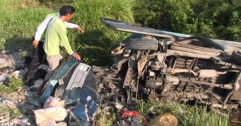 Tabrak Kereta Api Minibus Hancur Parah namun Sang Sopir  