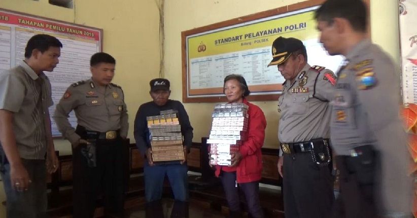 Pasutri Kakek Nenek Kepergok Mencuri Ratusan Rokok dan Pasta Gigi 