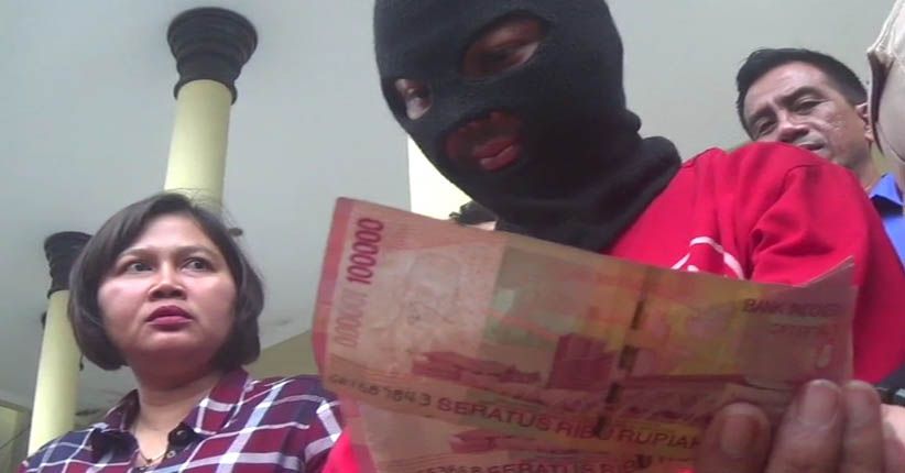 title Layani Threesome, Pasutri Asal Bandung Digerebek Polisi di Surabaya Layani Threesome, Pasutri Asal Bandung Digerebek Polisi di Surabaya
