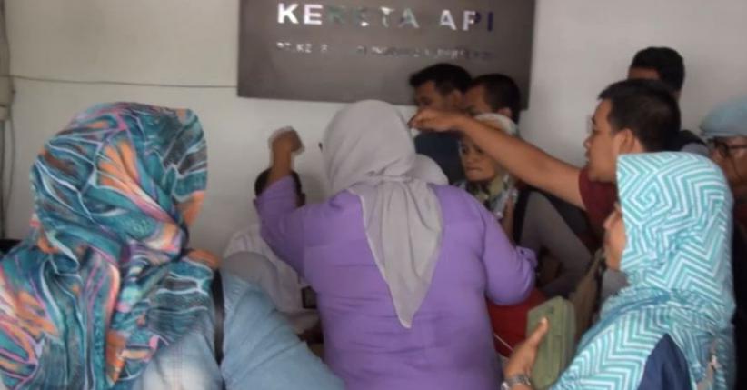 Gagal Berangkat dan Dialihkan, Sejumlah Penumpang Kereta Protes