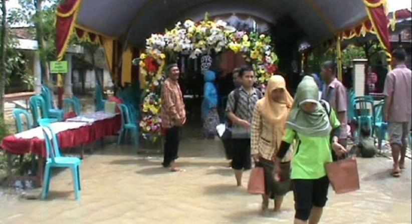 Banjir Tak Juga Surut, Pesta Pernikahan Ini Dibubarkan Lebih Awal