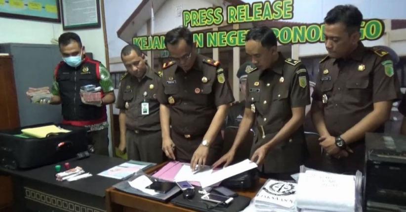 title Lakukan Pungli Sertifikasi Tanah, 3 Perangkat Desa Ini Ditangkap  Lakukan Pungli Sertifikasi Tanah, 3 Perangkat Desa Ini Ditangkap