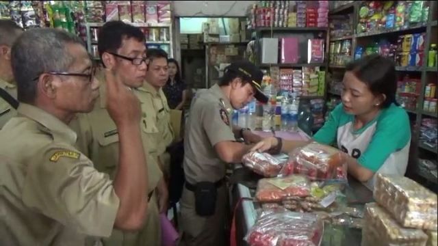 title Jelang Natal dan Tahun Baru, Puluhan Makanan Kedaluwarsa Disita Jelang Natal dan Tahun Baru, Puluhan Makanan Kedaluwarsa Disita
