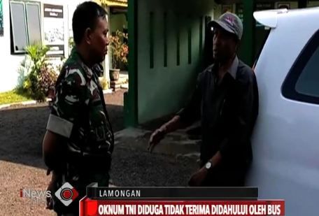 title Aksi Koboi Oknum TNI, Pecah Kaca Mobil Hingga Tembakkan Senapan  Aksi Koboi Oknum TNI, Pecah Kaca Mobil Hingga Tembakkan Senapan