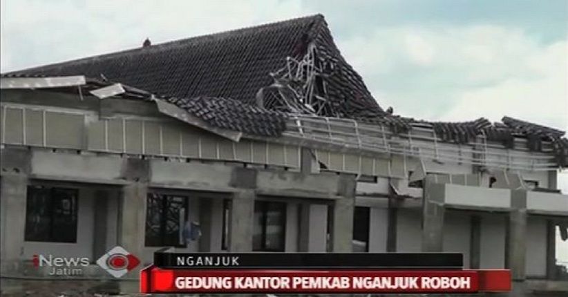 Gedung Pemerintahan di Nganjuk Mendadak Ambruk