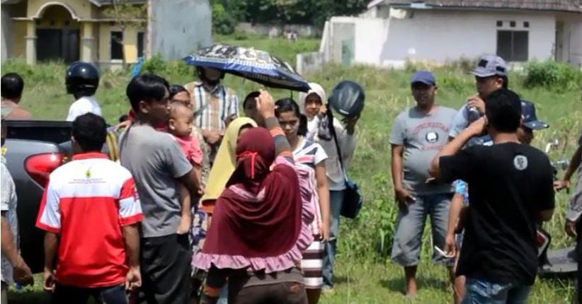 Mayat Bayi Perempuan Terbungkus Kain Kafan Dibuang Di Semak-Semak