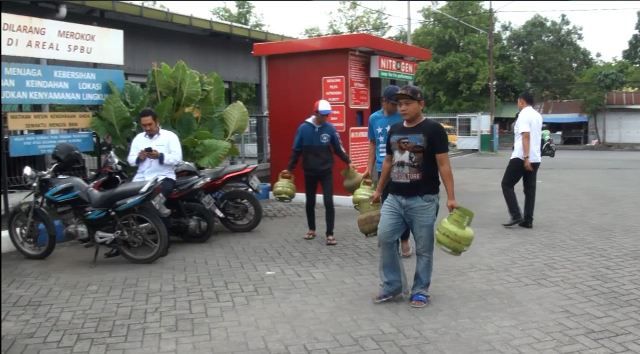 title Stok Dikurangi, Warga di Mojokerto Sulit Dapat Elpiji 3 Kg Stok Dikurangi, Warga di Mojokerto Sulit Dapat Elpiji 3 Kg