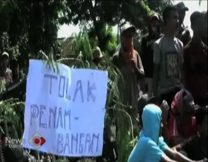 title Protes Tambang Sirtu, Warga Tutup Jalan Utama Pasuruan-Bali Protes Tambang Sirtu, Warga Tutup Jalan Utama Pasuruan-Bali