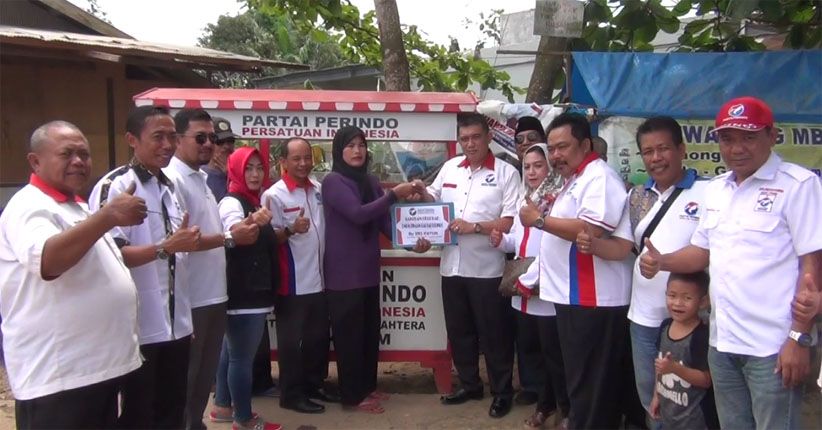 title Pedagang Kecil Semringah Dapat Gerobak Gratis dari Perindo Pedagang Kecil Semringah Dapat Gerobak Gratis dari Perindo