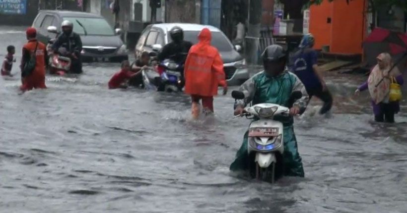Hujan Deras, Banjir Rendam Ratusan Rumah di Pekanbaru