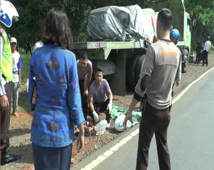 Tragis, Terlindas Truk Kepala Pengendara Motor Pecah 