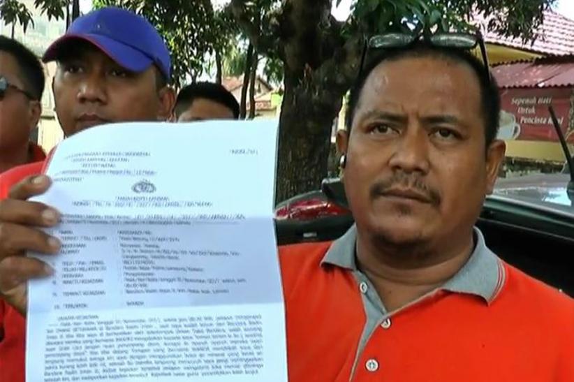 title  Sopir Taksi Pukul Sopir Go-Car di Bandara Raden Inten II  Sopir Taksi Pukul Sopir Go-Car di Bandara Raden Inten II