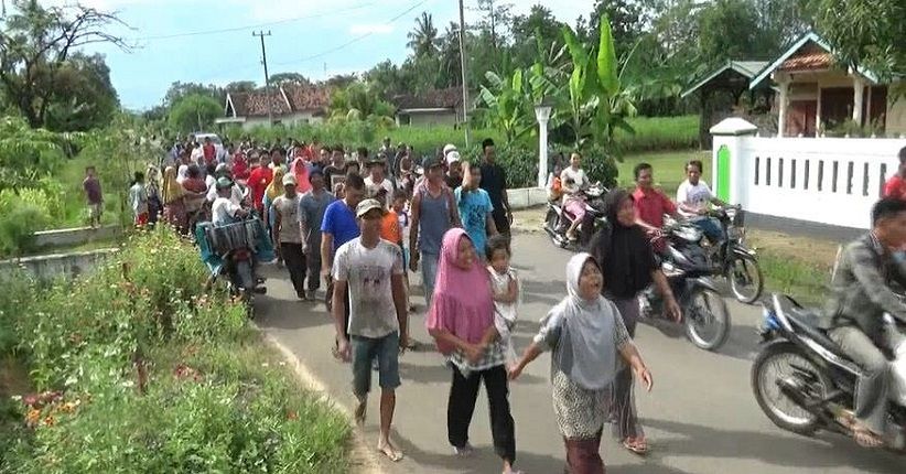 title Cinta Terlarang, Kakek dan Nenek di Lampung Diarak Keliling Kampung Cinta Terlarang, Kakek dan Nenek di Lampung Diarak Keliling Kampung