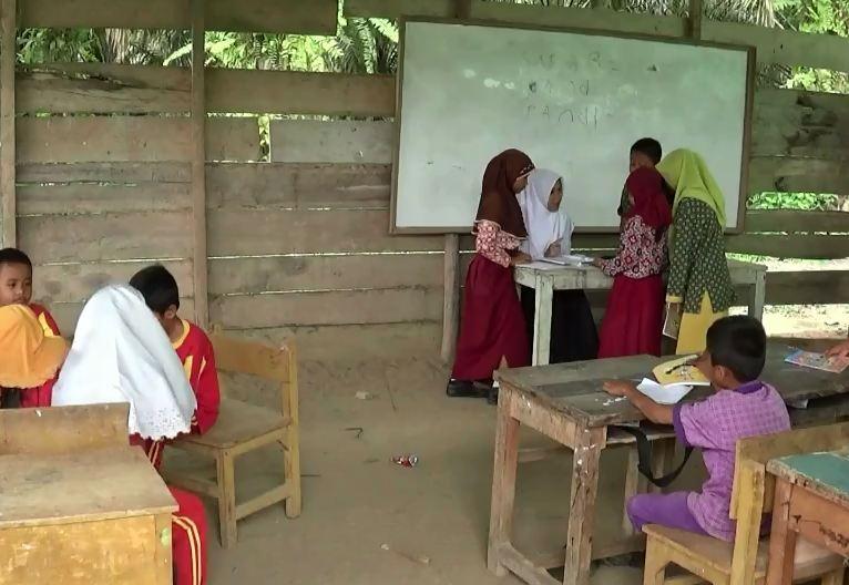 Siswa SDN di Merangin Belajar di Ruang Kelas Mirip Kandang Ternak