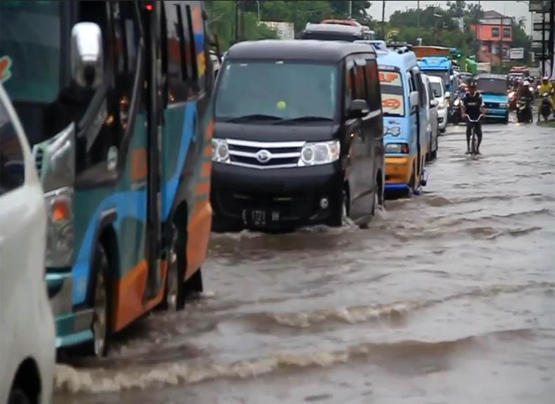 Diguyur Hujan Tiga Jam, Pantura Cirebon Macet Parah akibat Banjir