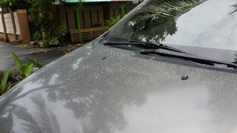 Abu Vulkanik Gunung Agung Tiba di Mataram 