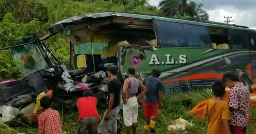Bus ALS Tabrak Truk di Jalinsum Jambi, 3 Orang Tewas, Belasan Luka