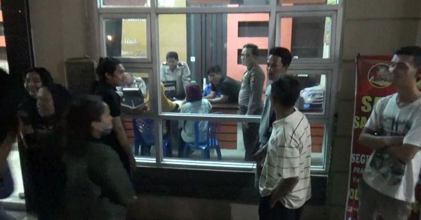 Suami Istri Diarak Puluhan Korban Arisan Online ke Kantor Polisi