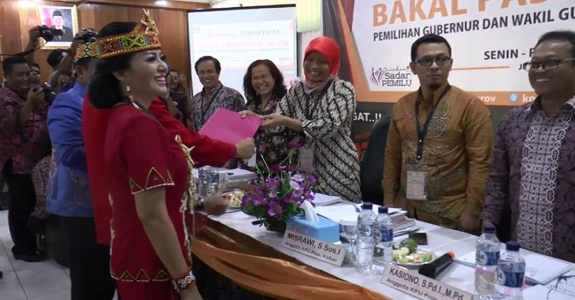 Karolin dan Suryadman Daftar ke KPU Kalbar Berpakaian Dayak