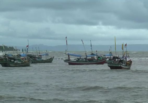 Ombak Selat Sunda Capai Lima Meter, Nelayan Pandeglang Enggan Melaut