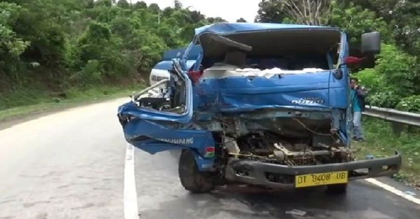 Diduga Kehilangan Kendali, Truk Tangki Solar Tabrak Mobil Boks