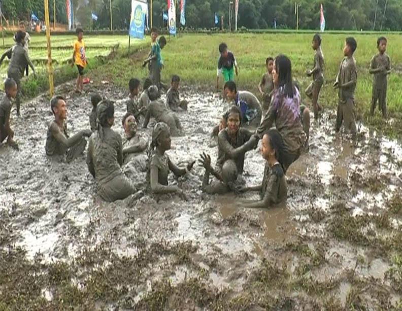 Sensasi Mandi Lumpur di Banjarnegara, Dipercaya Bisa Haluskan Kulit