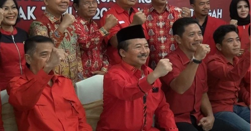 DPP PDIP Resmi Serahkan Surat Rekomendasi Kelima Paslon di Kalteng
