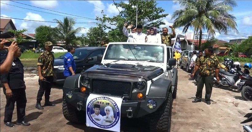 Tumpangi Jeep Bak Terbuka, Fairid-Umi Tiba di KPU
