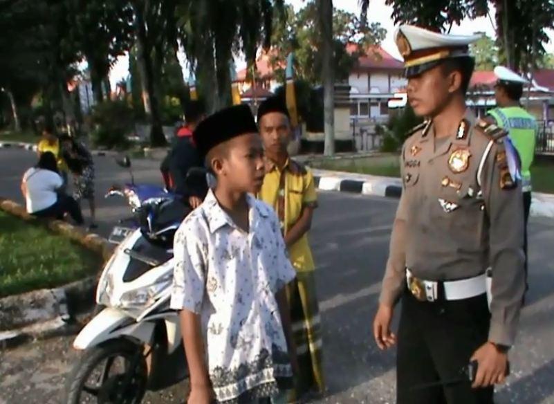 title Tak Pakai Helm, Pelajar di Merangin Dihukum Baca Pancasila Tak Pakai Helm, Pelajar di Merangin Dihukum Baca Pancasila