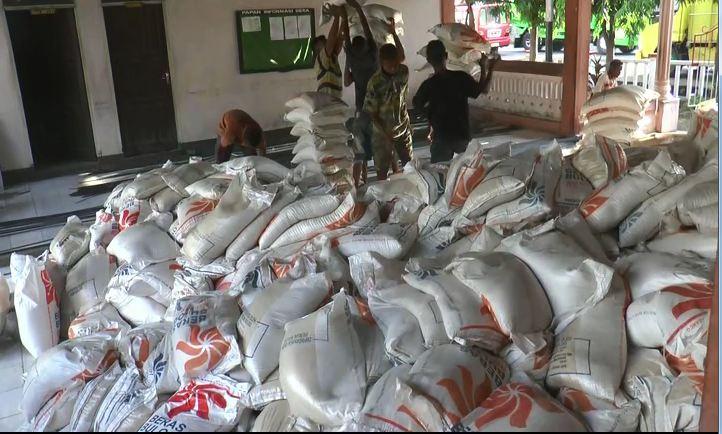 title Warga Sikka Flores Kembalikan 31,5 Ton Beras Rastra Berkutu ke Bulog Warga Sikka Flores Kembalikan 31,5 Ton Beras Rastra Berkutu ke Bulog