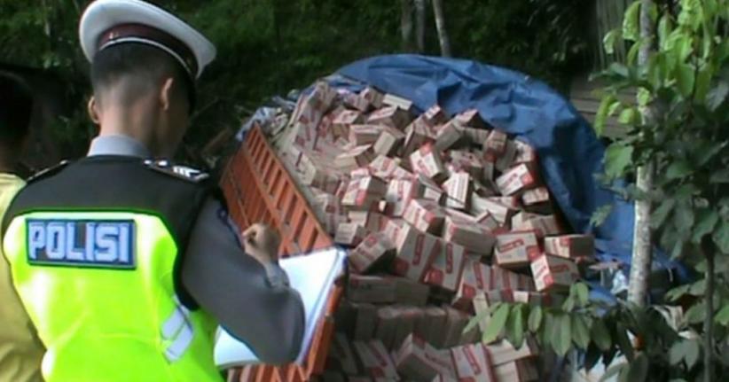 Rem Blong, Truk Tabrak 2 Rumah di Tapanuli Selatan, 1 Orang Tewas