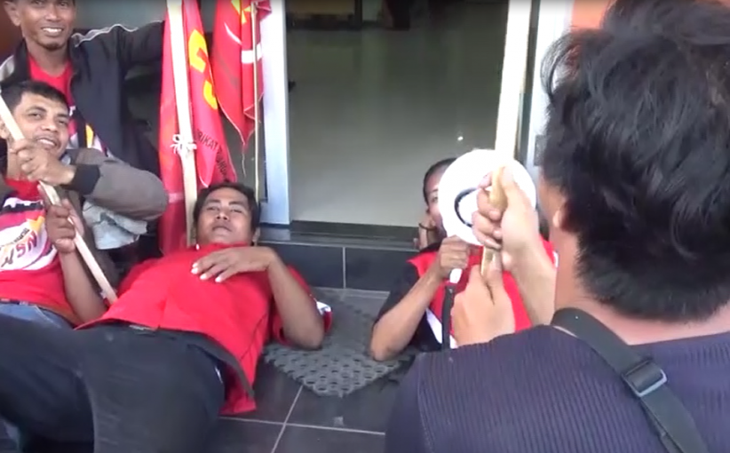 Tuntut UMK Rp 2,8 juta, Buruh Tiduri Kantor Disnaker