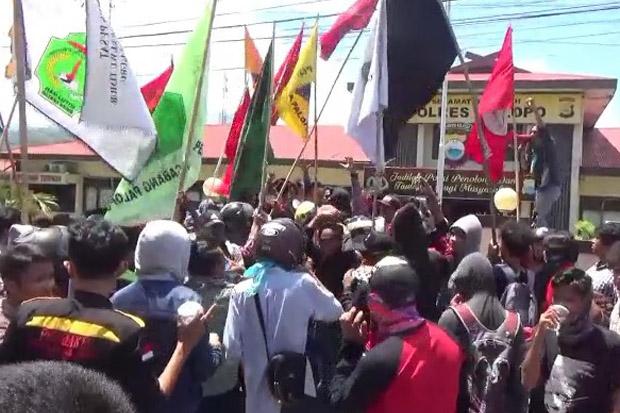 Mahasiswa Saling Dorong di Depan Mapolres Kota Palopo